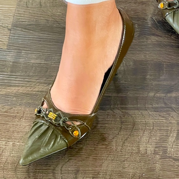 Selina by Summer Rio Army Green Pointed Toe Heels w/ Yellow Crystal  Size 8.5 - Picture 5 of 17